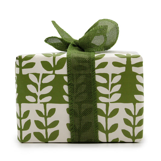 AGNES+CAT dovanų rinkinys, sojų žvakė RABARBARAI + 2 vonios bombos BALTOSIOS FIGOS ir KALNŲ UOGOS