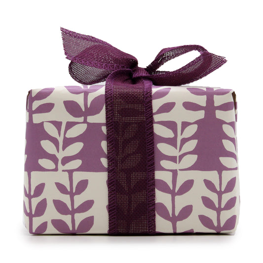 AGNES+CAT dovanų rinkinys, sojų žvakė MĖNULIO AKMUO + 2 vonios bombos PROVANSO IR ARBATOS bei ROŽIŲ KVAPAS